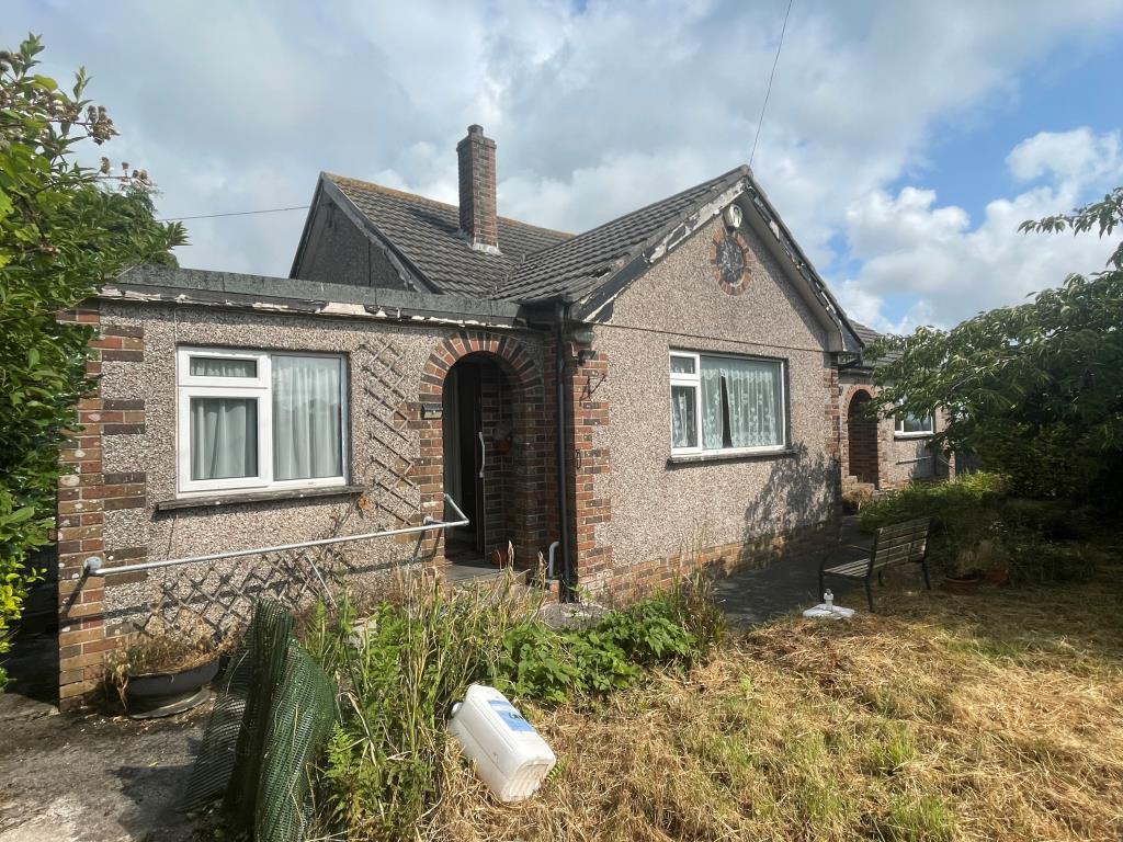 Lot: 123 - DETACHED CHALET BUNGALOW FOR IMPROVEMENT - Front of property